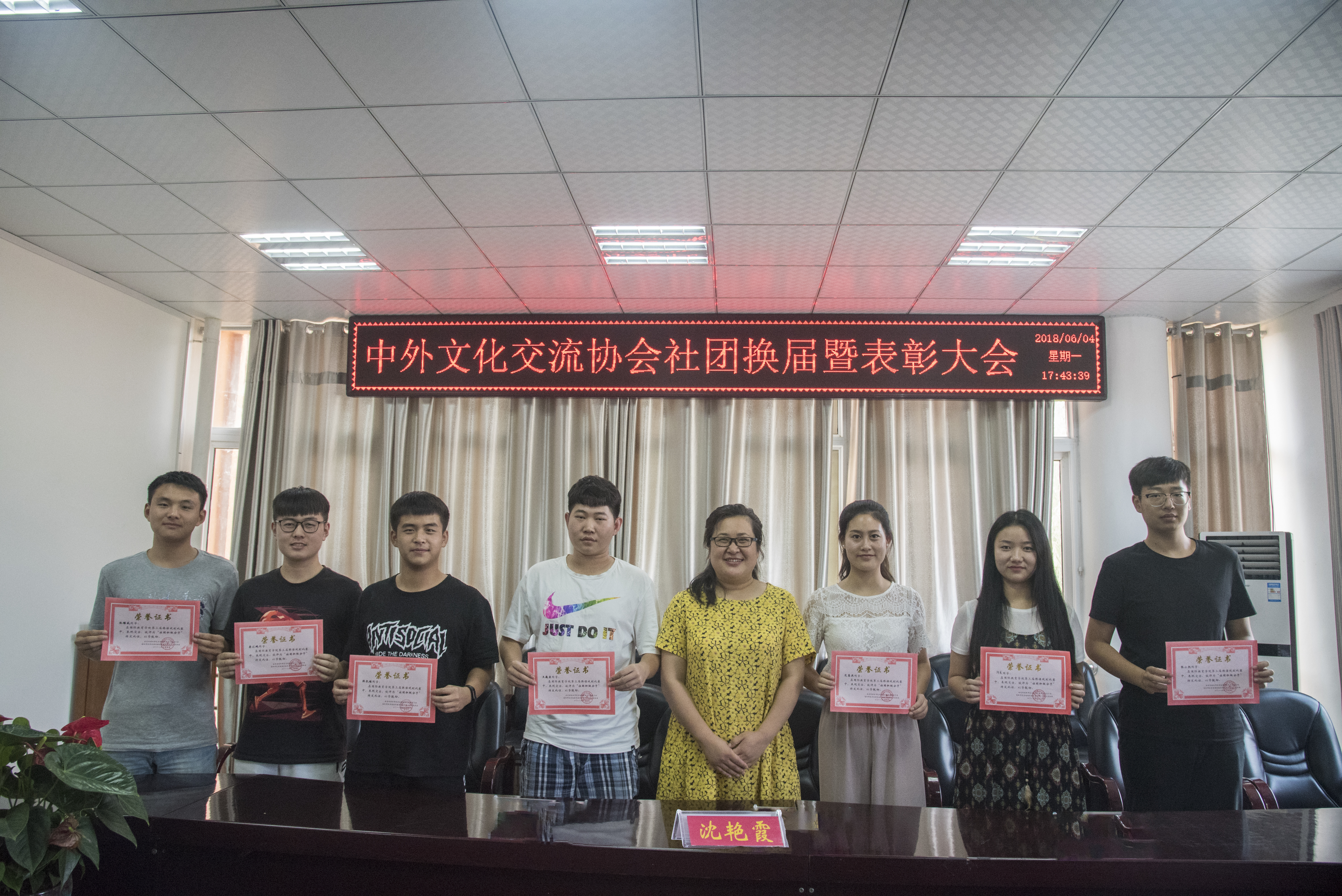 沈老师为社团积极分子颁奖.jpg 沈老师为社团积极分子颁奖.jpg